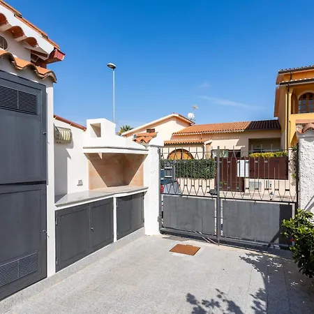 Casa Erika - With Garden, Parking And Wifi Appartamento